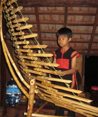 Cậu bé Ê-đê thành thạo 7 loại nhạc cụ dân tộc
